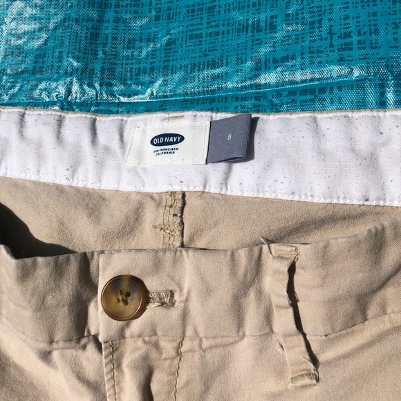 Old Navy Women’s Khaki Shorts - Size 8 - Picture 2 of 4